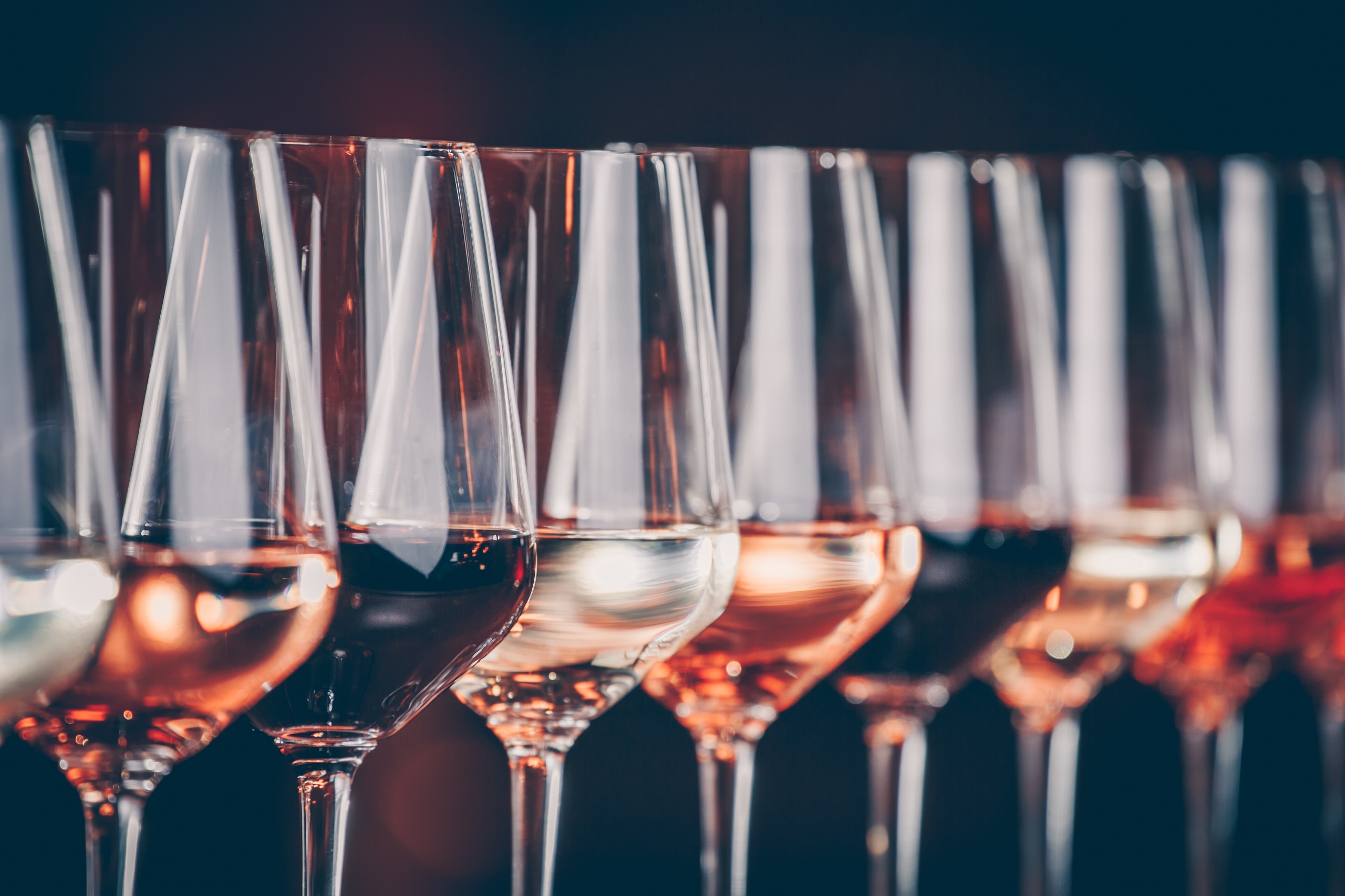 Taças de vinho em uma fileira.